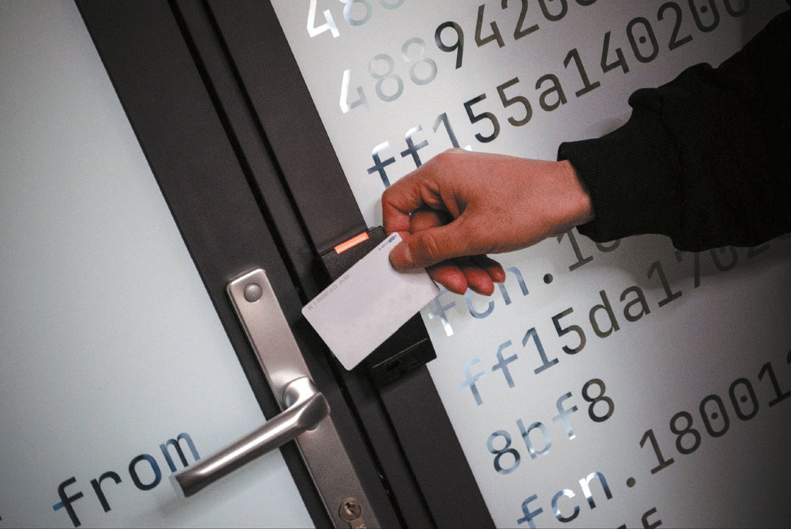 Red Team против умного замка: взламываем биометрическую СКУД при помощи скрепки