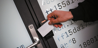 Red Team против умного замка: взламываем биометрическую СКУД при помощи скрепки